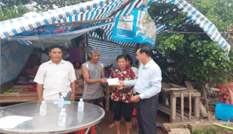 Ông Phạm Tiết Cường thăm hỗ trợ gia đình hộ cận nghèo bị gió lốc làm sập nhà tại huyện Cầu Ngang