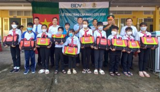 Trao tặng 500 cặp phao cứu sinh cho học sinh vùng sông nước