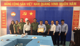 Chủ tịch Ủy ban Mặt trận Tổ quốc Việt Nam tỉnh được Bộ Trưởng Bộ Công an tặng kỷ niệm chương