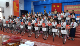 UBMTTQ Việt Nam Cầu Kè phối hợp tặng quà cho học sinh và hộ nghèo