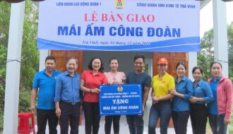 LĐLĐ Quận 1 (TP. HCM) trao tặng tỉnh Trà Vinh 02 mái ấm công đoàn