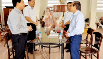 Ông Nguyễn Văn Triết, Chủ tịch UBMTTQ Việt Nam tỉnh thăm, chúc mừng lễ Phục sinh năm 2023