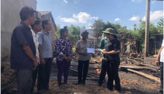 Bà Nguyễn Thị Tuấn Thanh thăm và hỗ trợ đột xuất hỏa hoạn cho 03 hộ gia đình bị hỏa hoạn tại ấp Tà Rom B, xã Đôn Châu huyện Duyên Hải