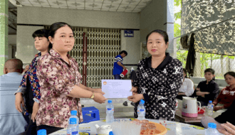 Phó Chủ tịch Ủy ban MTTQ Việt Nam tỉnh thăm hỏi, hỗ trợ 02 gia đình có học sinh bị đuối nước